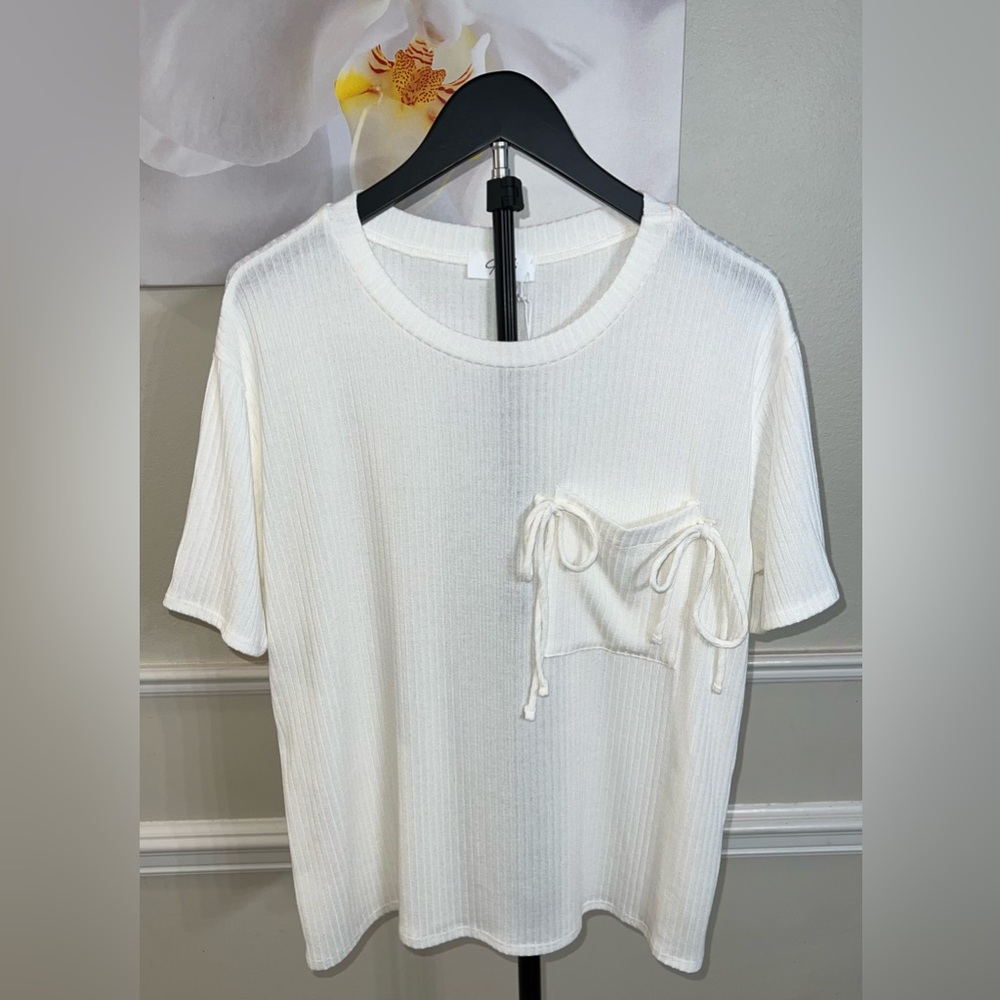 NWT: Gilli Ribbed Short Sleeve Knit Top and Pocket Tie Bow Details! Size Large.